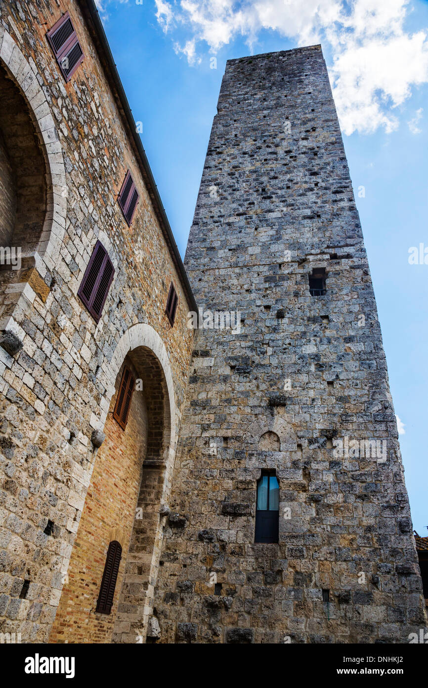 Portrait d'une tour dans la ville médiévale de San Gimignano, Sienne, Province de Sienne, Toscane, Italie Banque D'Images