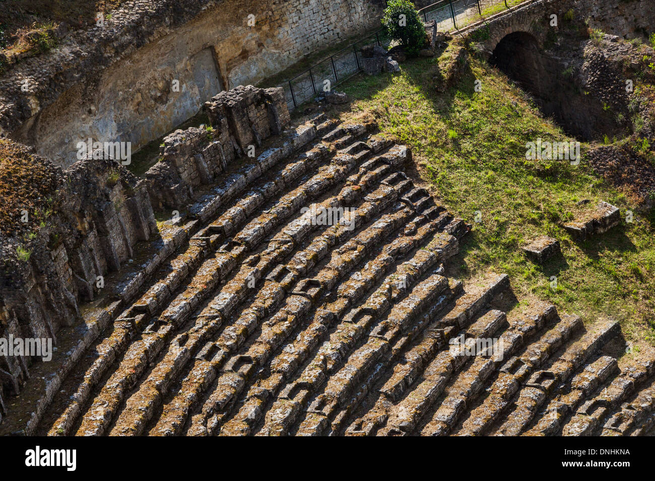 Portrait de ruines de l'ancien amphithéâtre romain, Volterra, Province de Pise, Toscane, Italie Banque D'Images