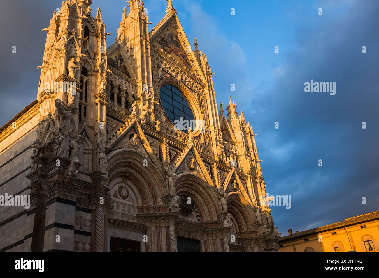 Low angle view of a cathedral, La Cathédrale de Sienne, Sienne, Province de Sienne, Toscane, Italie Banque D'Images