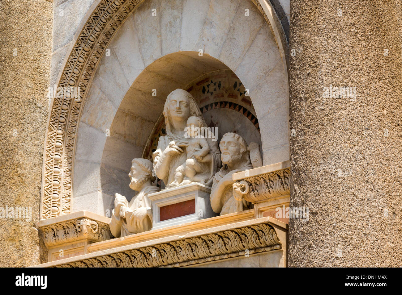 Sculpté statue lors d'une tour, la Tour Penchée de Pise, Piazza dei Miracoli, Pisa, Toscane, Italie Banque D'Images