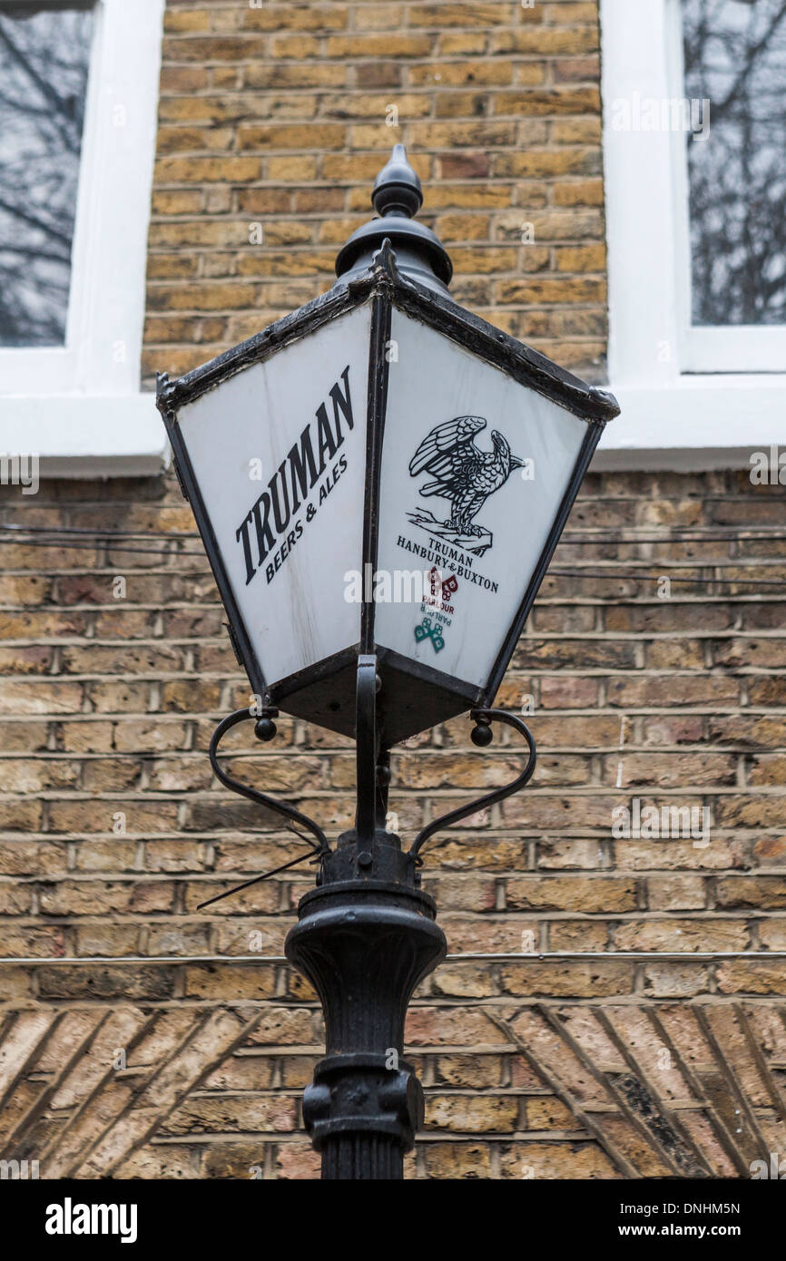 Lampe de 'Truman Truman, Hanbury & Buxton' black eagle brewery - Brick Lane, East London, UK Banque D'Images