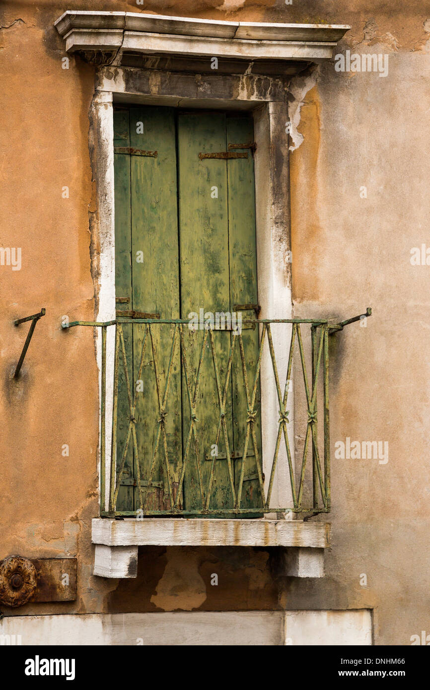 Porte fermée d'un balcon, Venise, Vénétie, Italie Banque D'Images