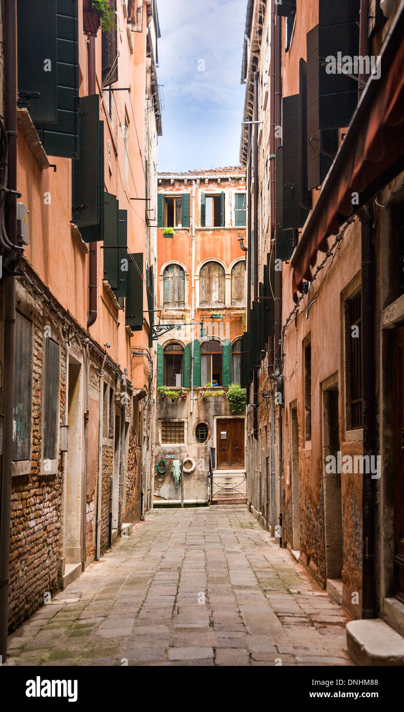Bâtiments le long d'une rue, Venise, Vénétie, Italie Banque D'Images