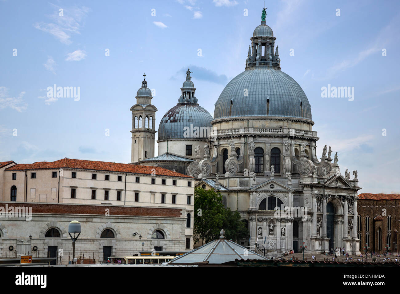 Dans une ville, l'église Santa Maria della Salute, Venise, Vénétie, Italie Banque D'Images