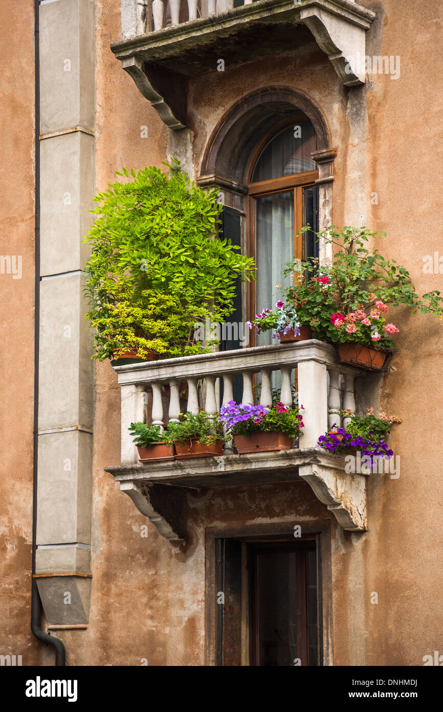 Portrait d'un balcon d'immeuble résidentiel, Venise, Vénétie, Italie Banque D'Images