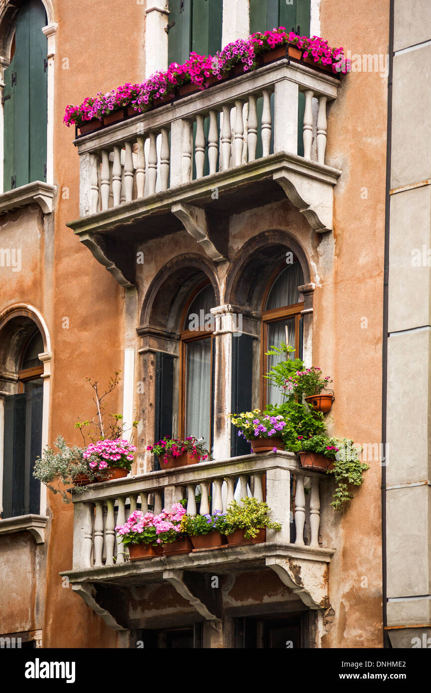 Portrait d'un balcon d'immeuble résidentiel, Venise, Vénétie, Italie Banque D'Images