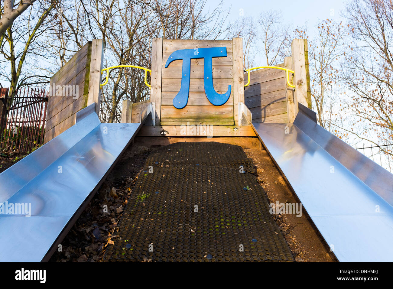 Une aire de jeux avec toboggan, symbole pi. Se trouve dans un parc de jeu - près de Green's Moulin, Sneinton, Angleterre. Banque D'Images