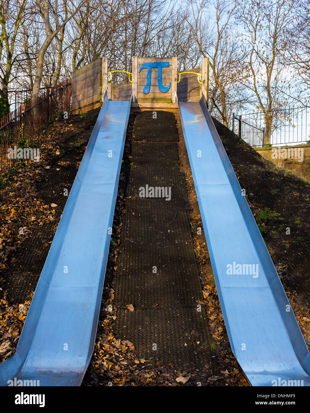 Une aire de jeux avec toboggan, symbole pi. Se trouve dans un parc de jeu - près de Green's Moulin, Sneinton, Angleterre. Banque D'Images