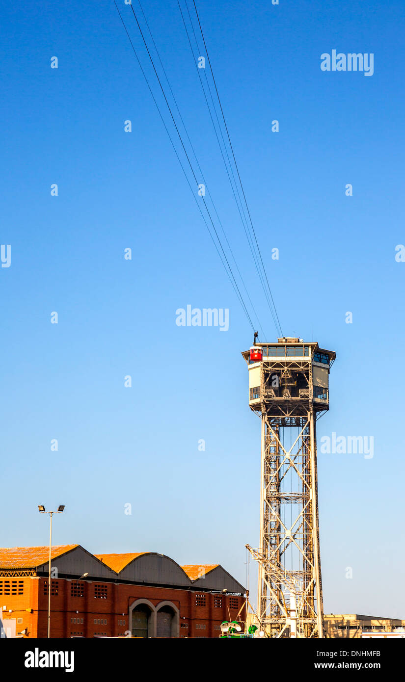 Low angle view of overhead cable car, Barcelone, Catalogne, Espagne Banque D'Images