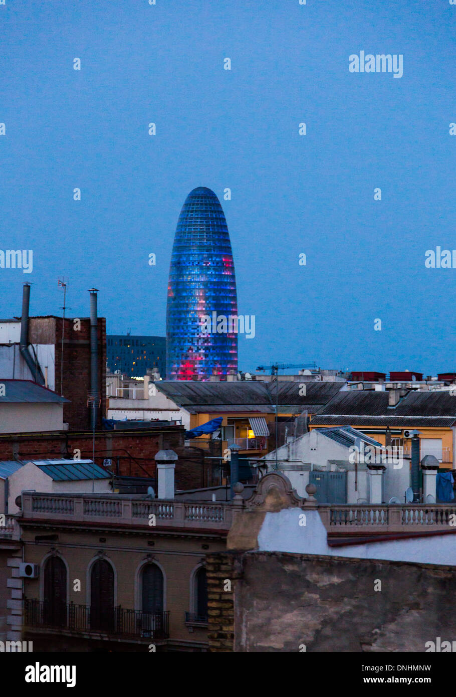 Dans une ville, la tour Torre Agbar, Barcelone, Catalogne, Espagne Banque D'Images