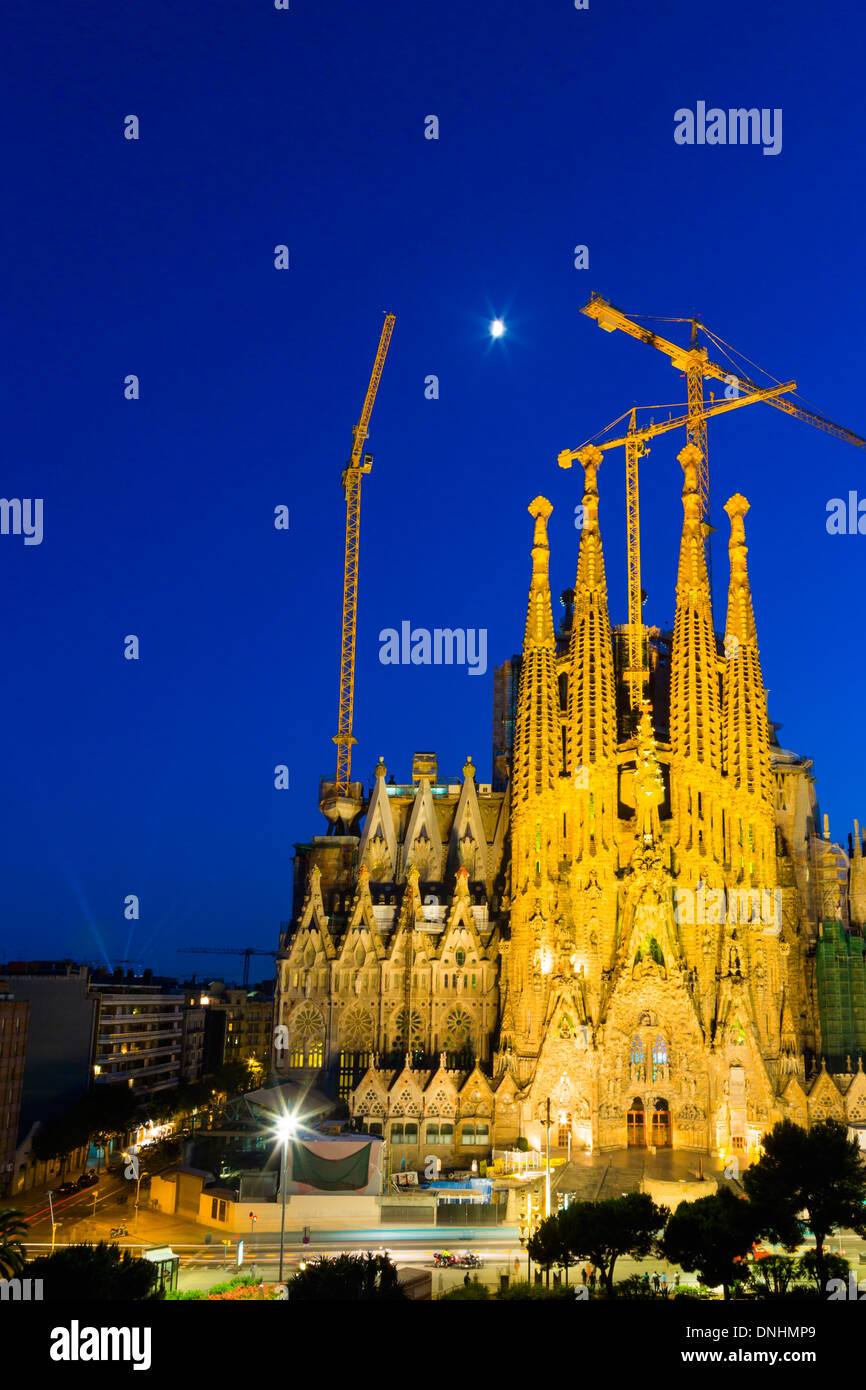 Dans une ville, l'église Sagrada Familia, Barcelone, Catalogne, Espagne Banque D'Images