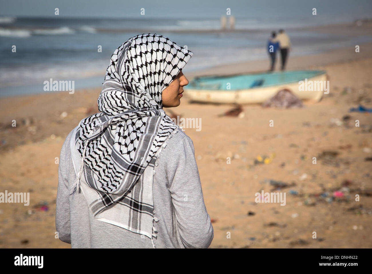 Femme VOILÉE SUR LA PLAGE DE ZENATA, Casablanca, Maroc, Afrique Banque D'Images