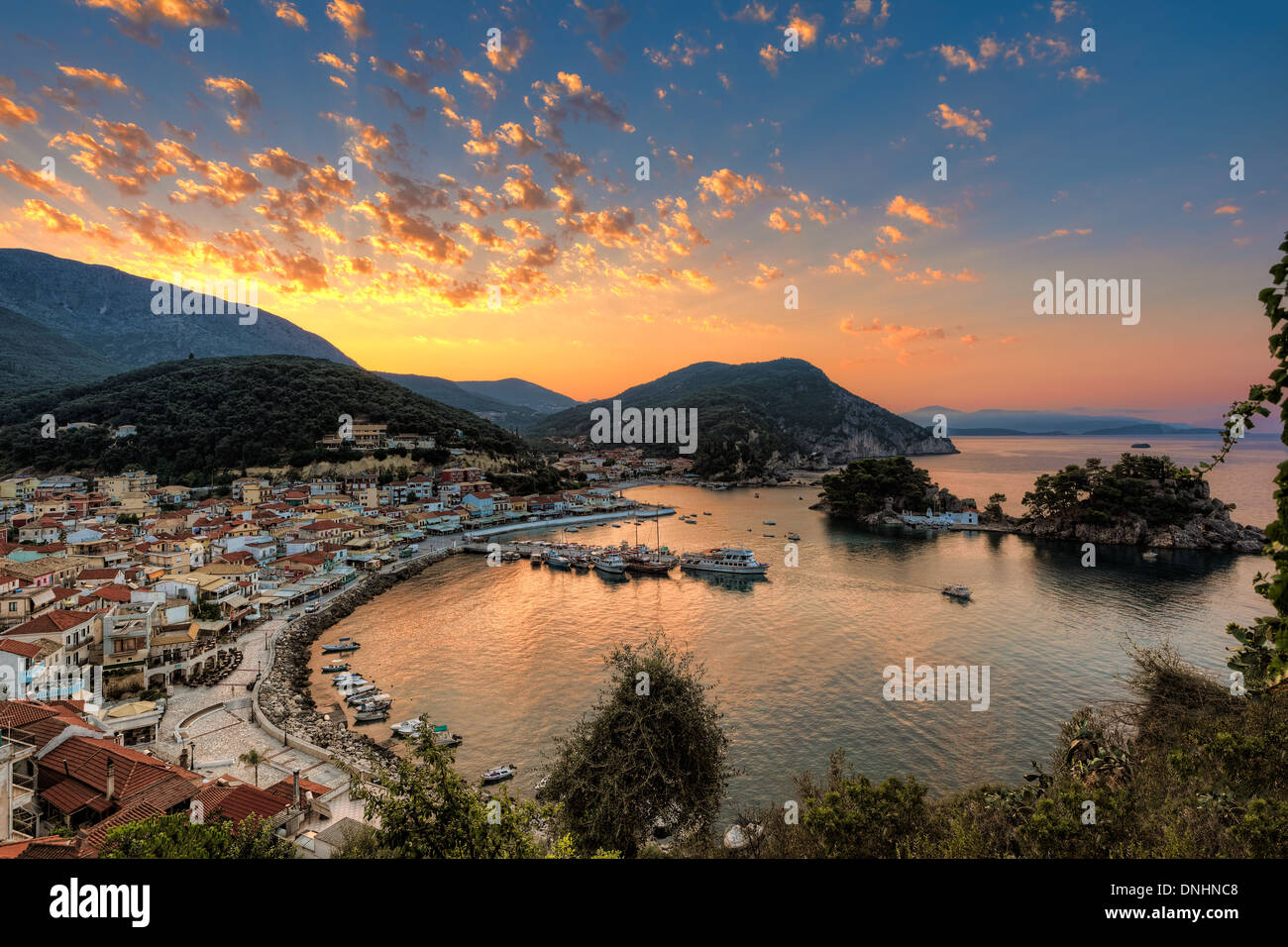 Lever de soleil dans la baie de Parga, Grèce Banque D'Images