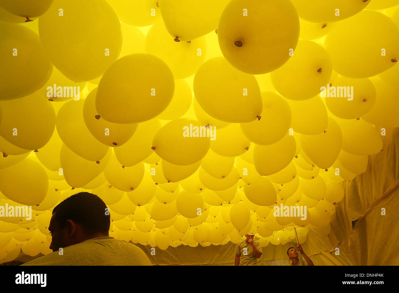 Sao Paulo, Brésil. Dec 30, 2013. Des bénévoles de l'Association de commerce de Sao Paulo, le travail dans la préparation du lancement de 50 000 ballons pour la nouvelle année s'en vient, à Sao Paulo, Brésil, le 30 décembre 2013. Credit : Rahel Patrasso/Xinhua/Alamy Live News Banque D'Images