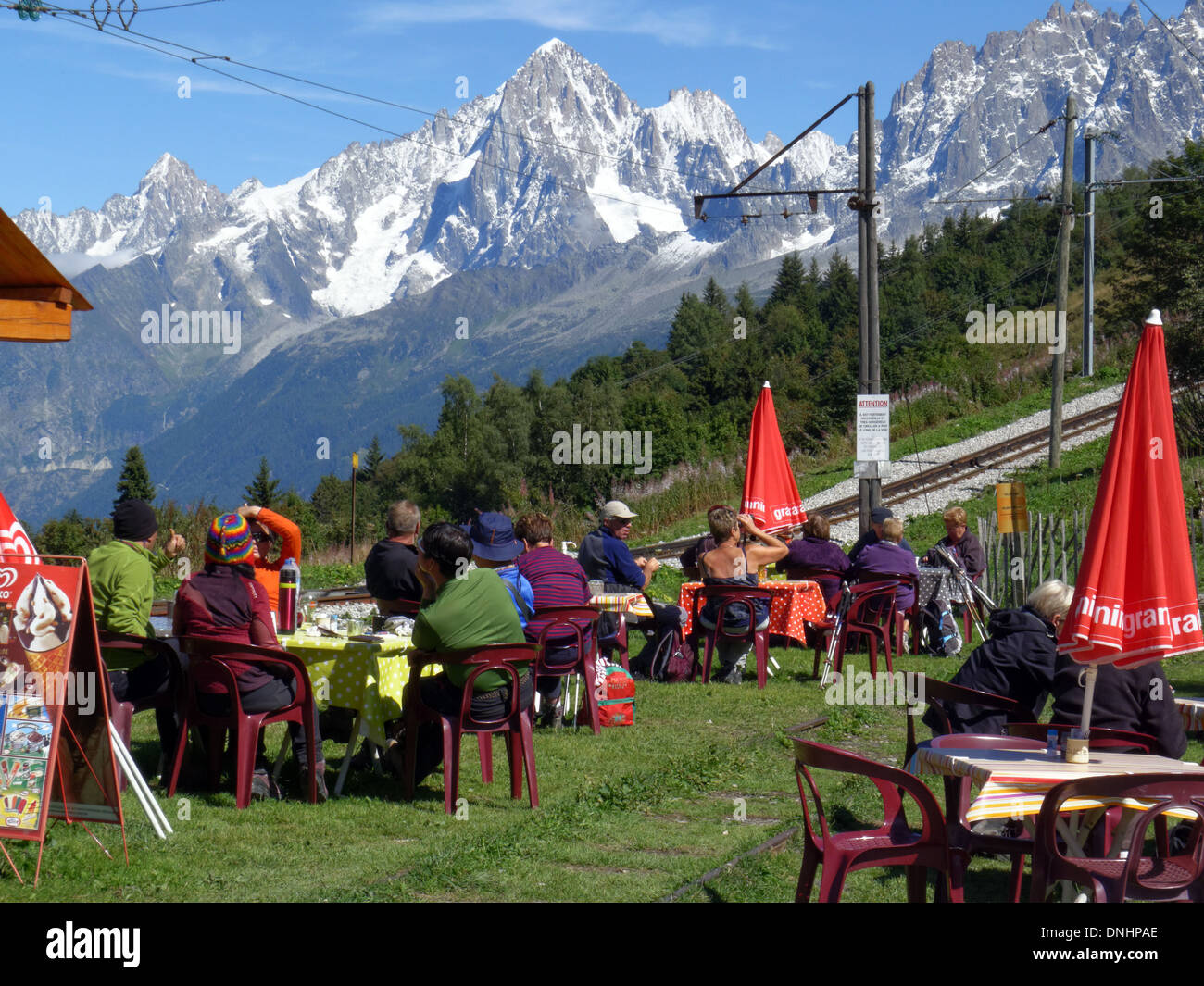 Les gens assis à des tables à Bellevue près de Chamonix dans les Alpes Françaises Banque D'Images