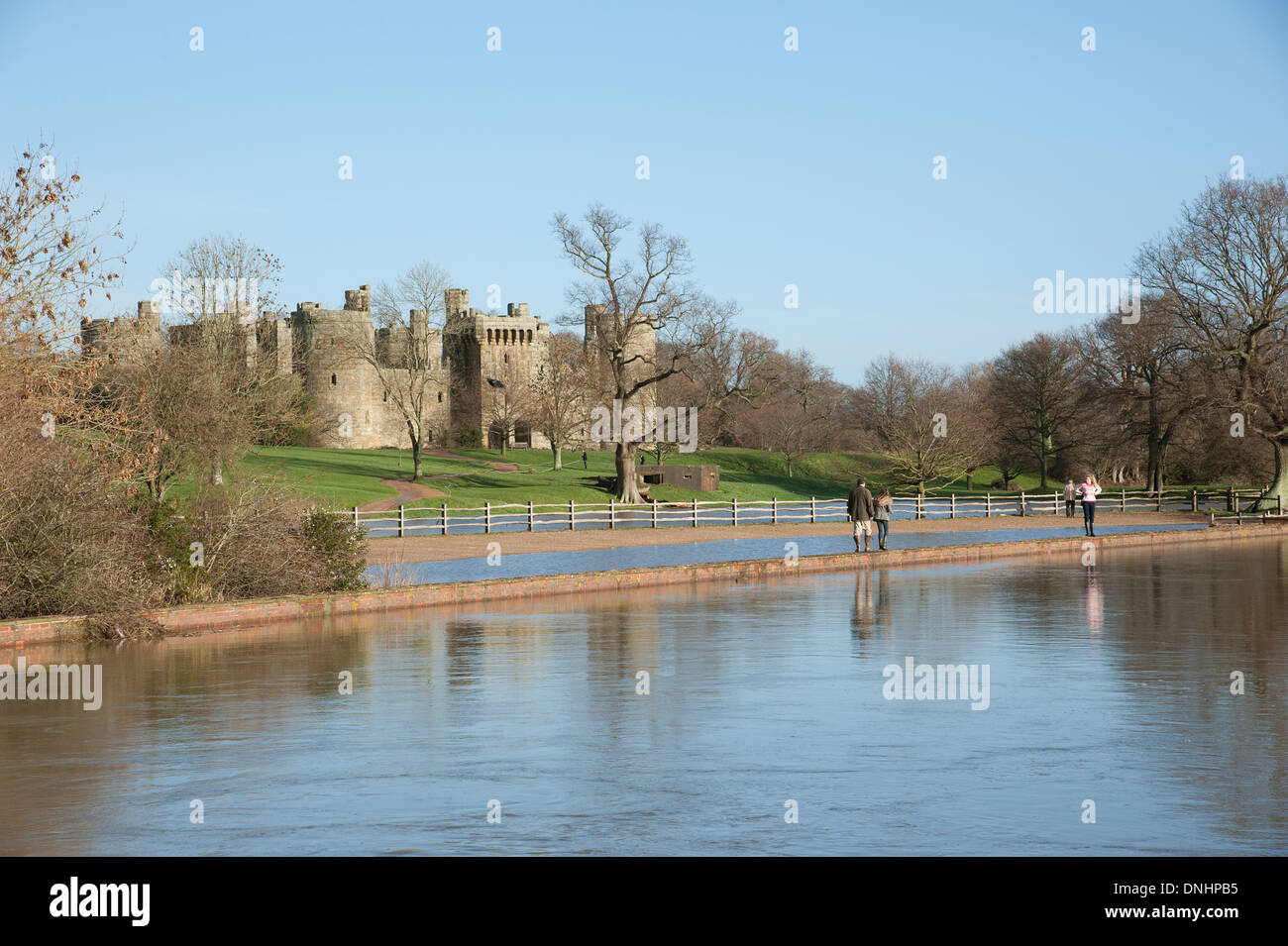 Bodium Château et la rivière Rother qui avait éclaté ses banques sur l'East Sussex et Kent England UK frontières Décembre 2013 Banque D'Images