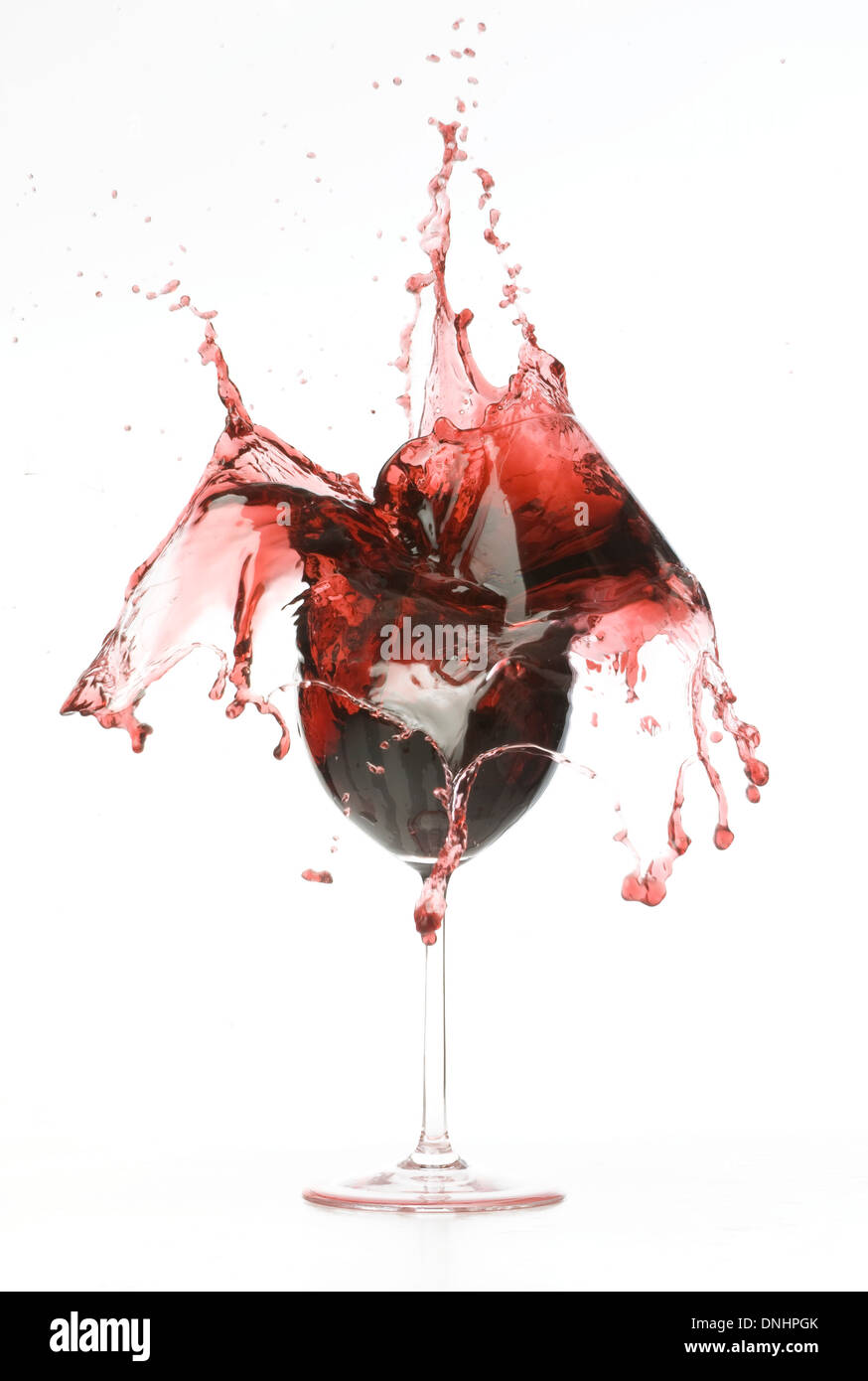 Un éclaboussement et bris de verre de vin rouge. Banque D'Images