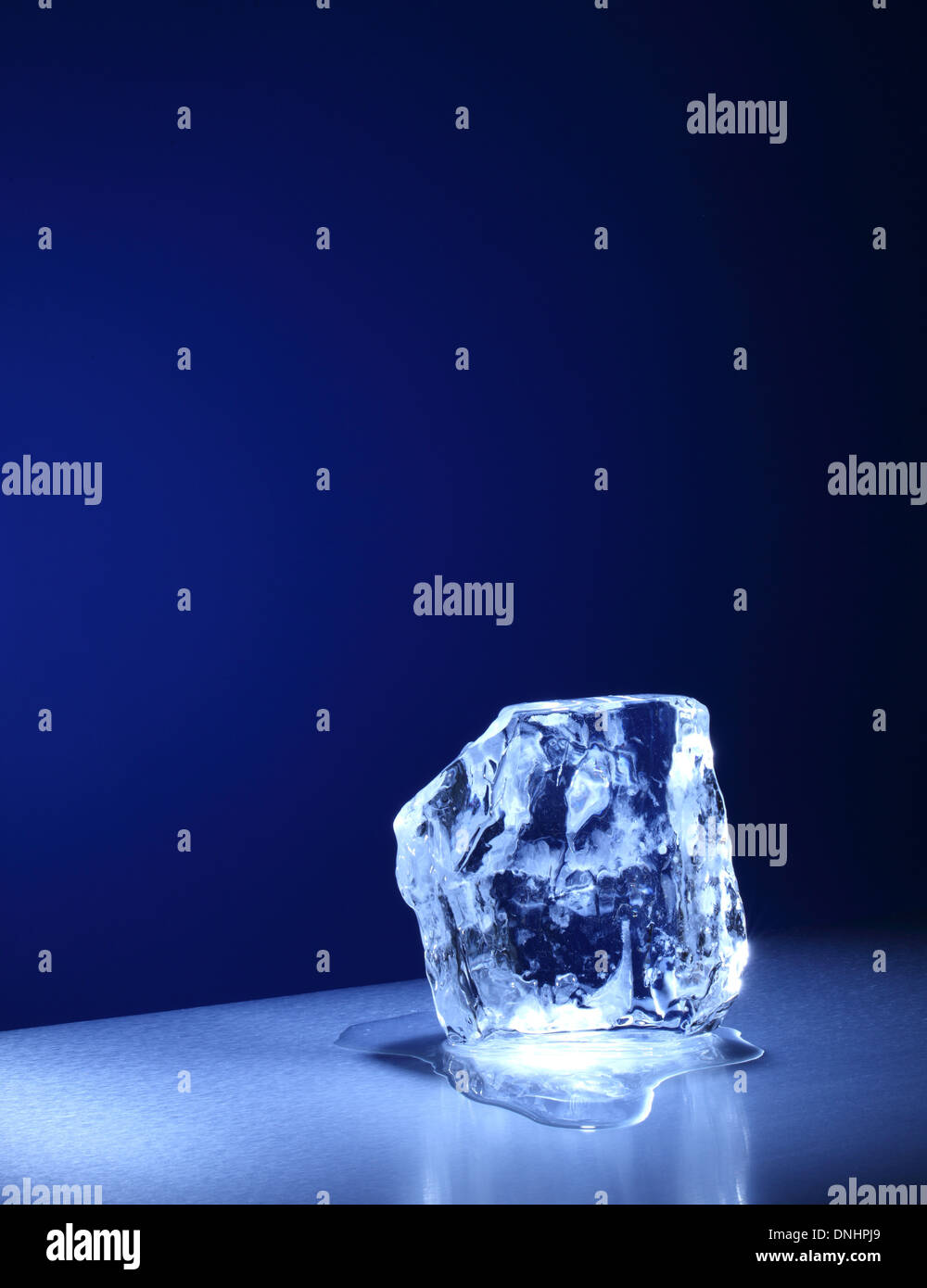 Un grand carré cube / bloc de glace fond lentement. Banque D'Images