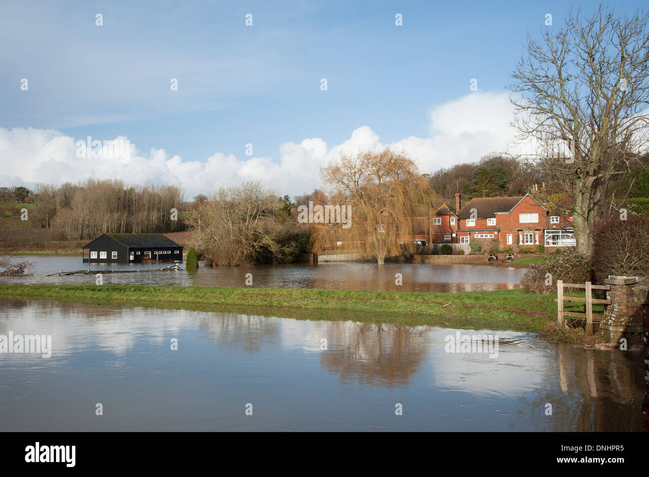 Rother River éclater ses banques et ont inondé le cricket pavilion à Bodium East Sussex UK Banque D'Images