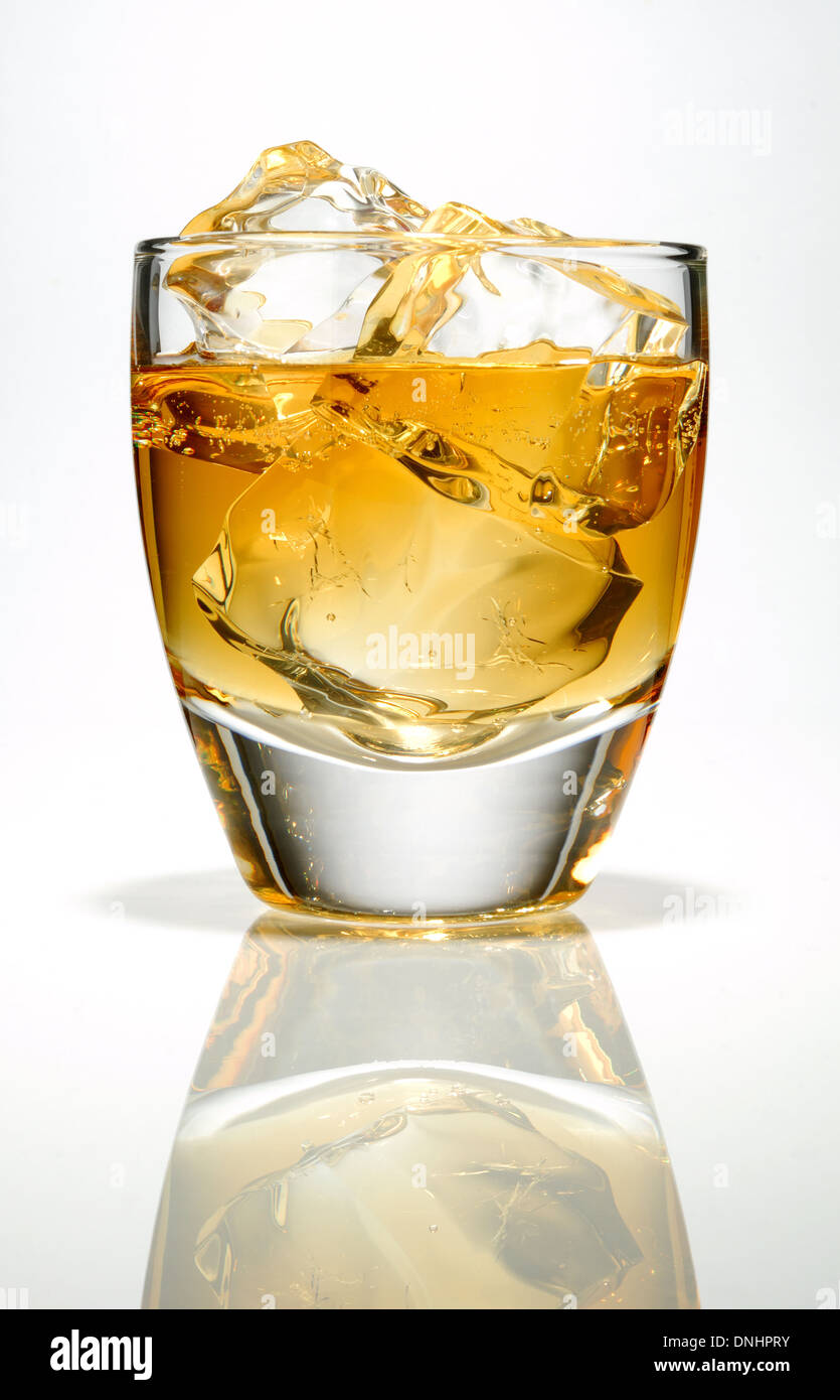 Un faible ball glass with whiskey et des cubes de glace. Banque D'Images
