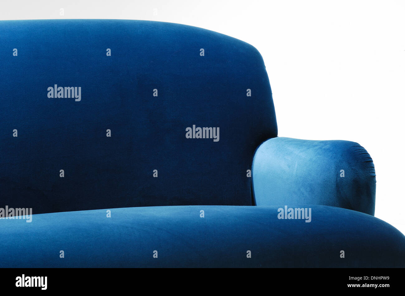 Une section d'un confortable canapé en daim bleu mobilier de la table. Banque D'Images