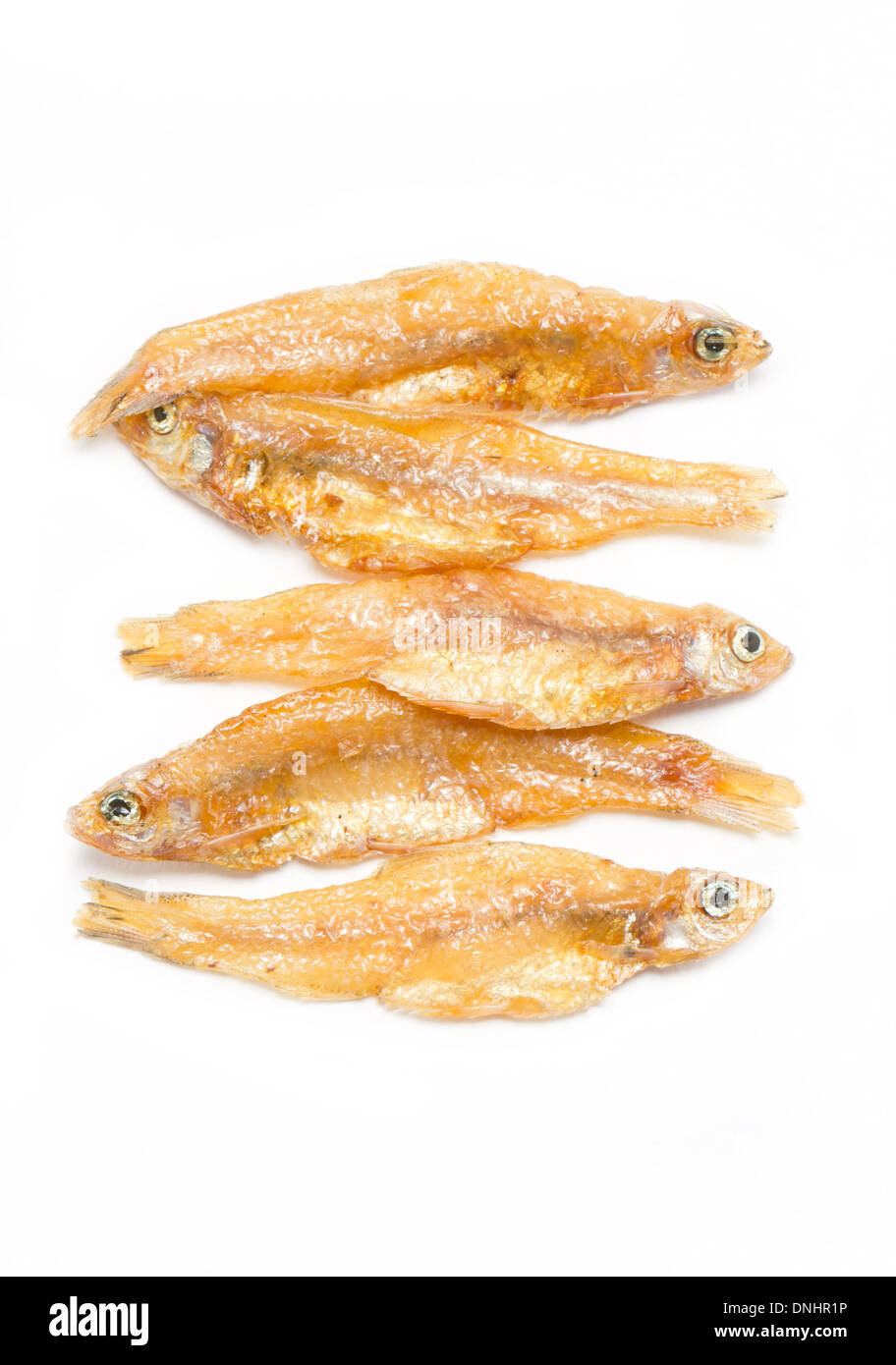 Salé Poisson frit croustillant isolé sur fond blanc. Banque D'Images