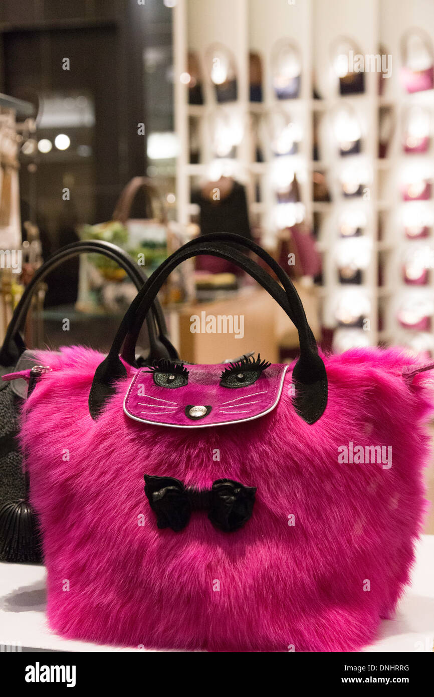 Limited Edition' Longchamp sac à main Chat poilu rose en vitrine, NYC Photo  Stock - Alamy