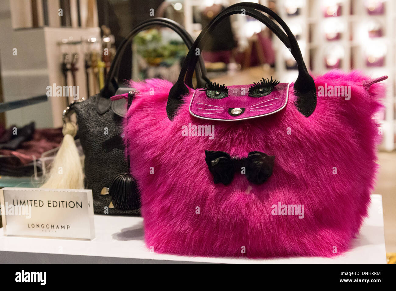 Limited Edition Longchamp Sac A Main Chat Poilu Rose En Vitrine Nyc Photo Stock Alamy Limited Edition Longchamp Sac A Main Chat Poilu Rose En Vitrine Nyc Photo Stock Alamy