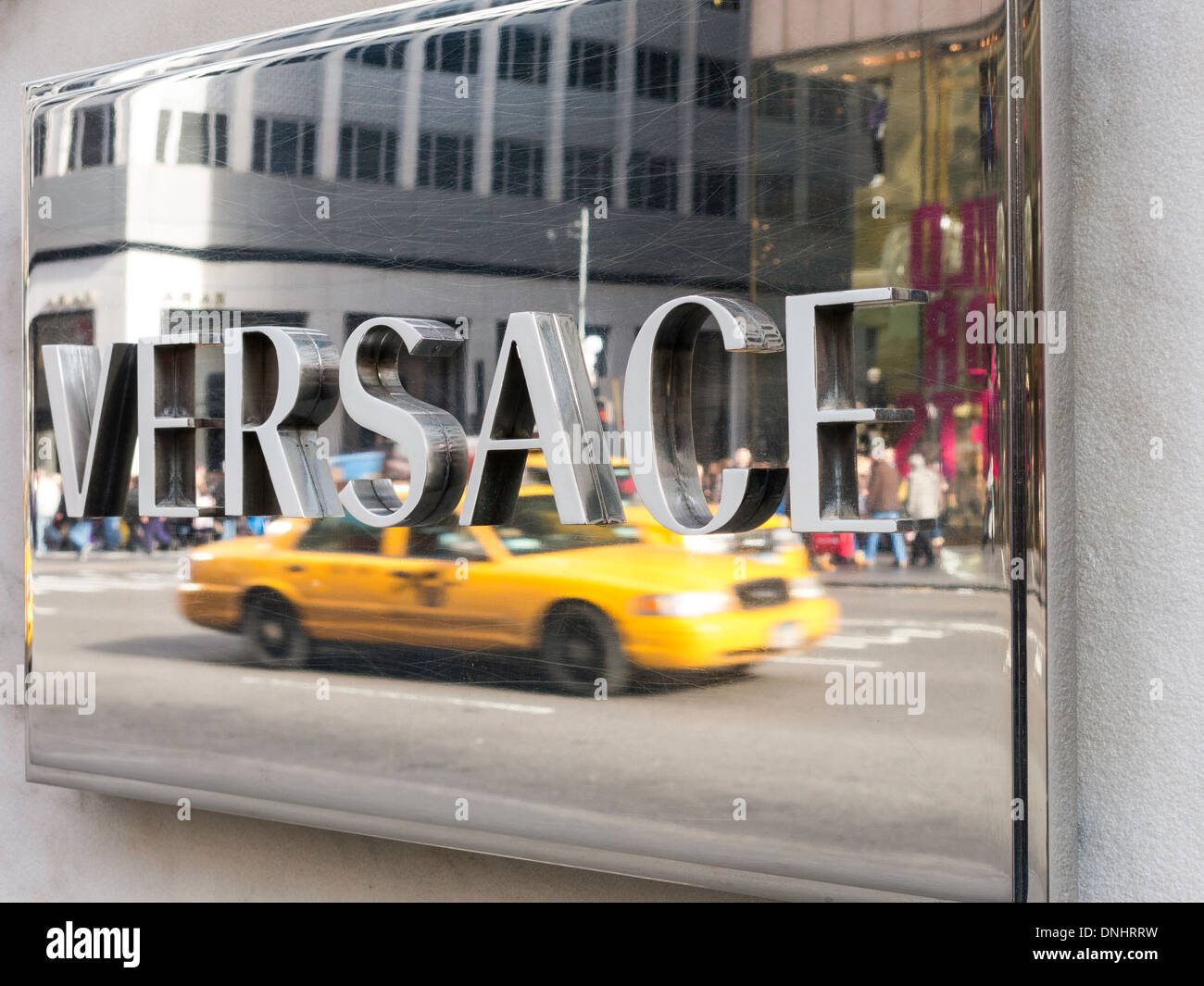 Versace réfléchissant Signe, NYC Banque D'Images