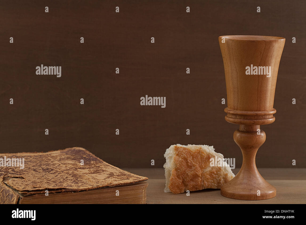 La communion en bois tasse, pain et relié en cuir vintage Bible. Banque D'Images