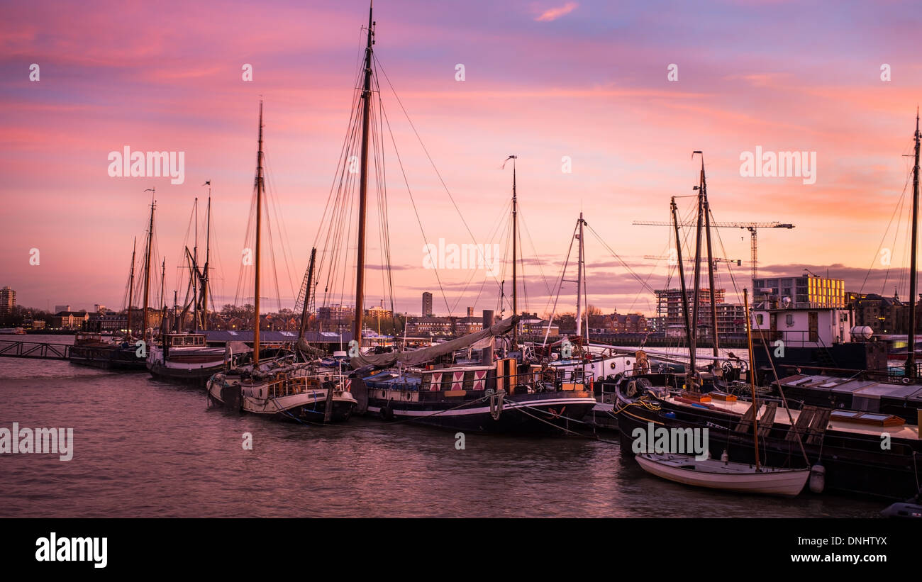 Bateaux amarrés sur la Tamise à l'Avenue de voiles, Londres, décembre 2013. Banque D'Images