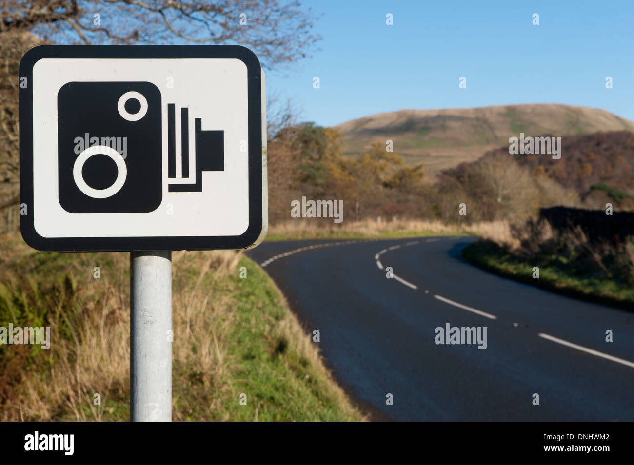 Speed camera warning sign on rural road. UK Banque D'Images