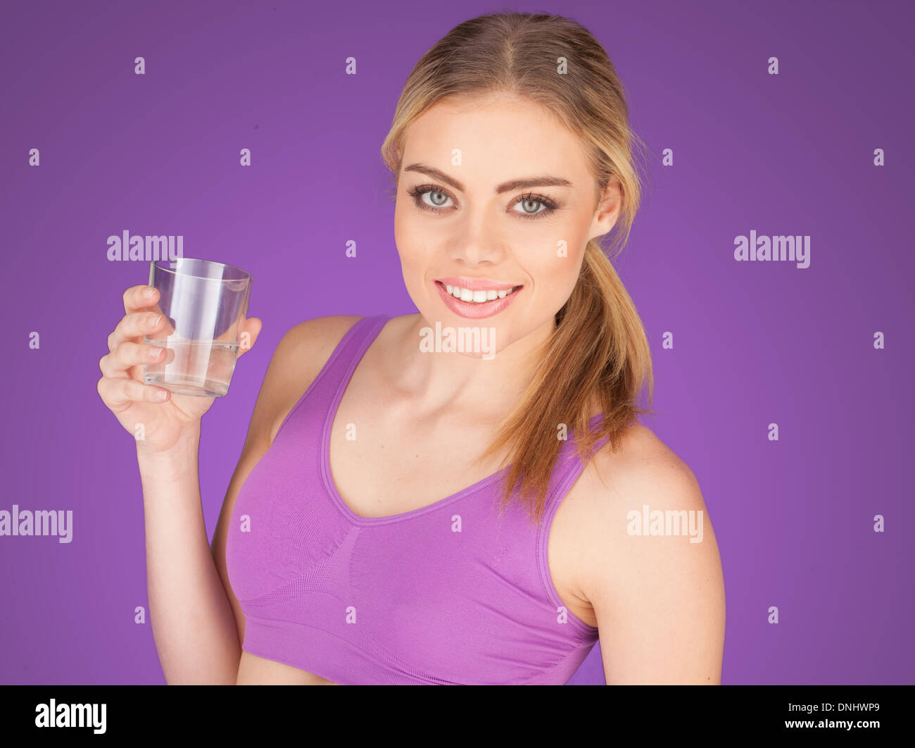 Visage d'une jeune femme en bonne santé et un verre d'eau propre Banque D'Images