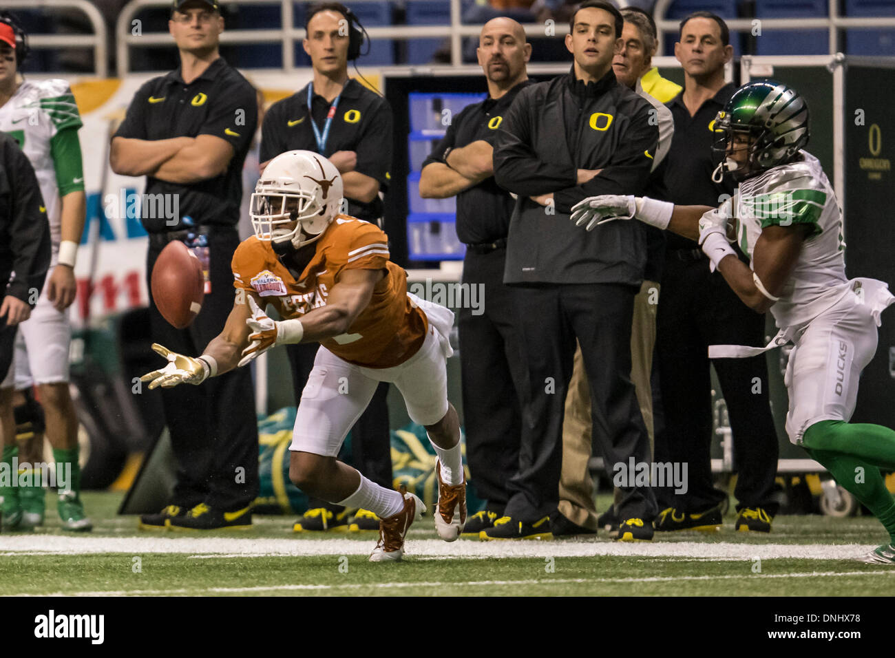 San Antonio, Texas, USA. Dec 30, 2013. 30 décembre 2103 : Texas longhorns receveur Mike Davis (10) Pas d'un laissez-passer pendant la Valero Alamo Bowl NCAA football match entre l'Oregon Ducks et le Texas longhorns à l'Alamodome de San Antonio, TX. Les canards défait les Longhorns 30-7. Credit : csm/Alamy Live News Banque D'Images