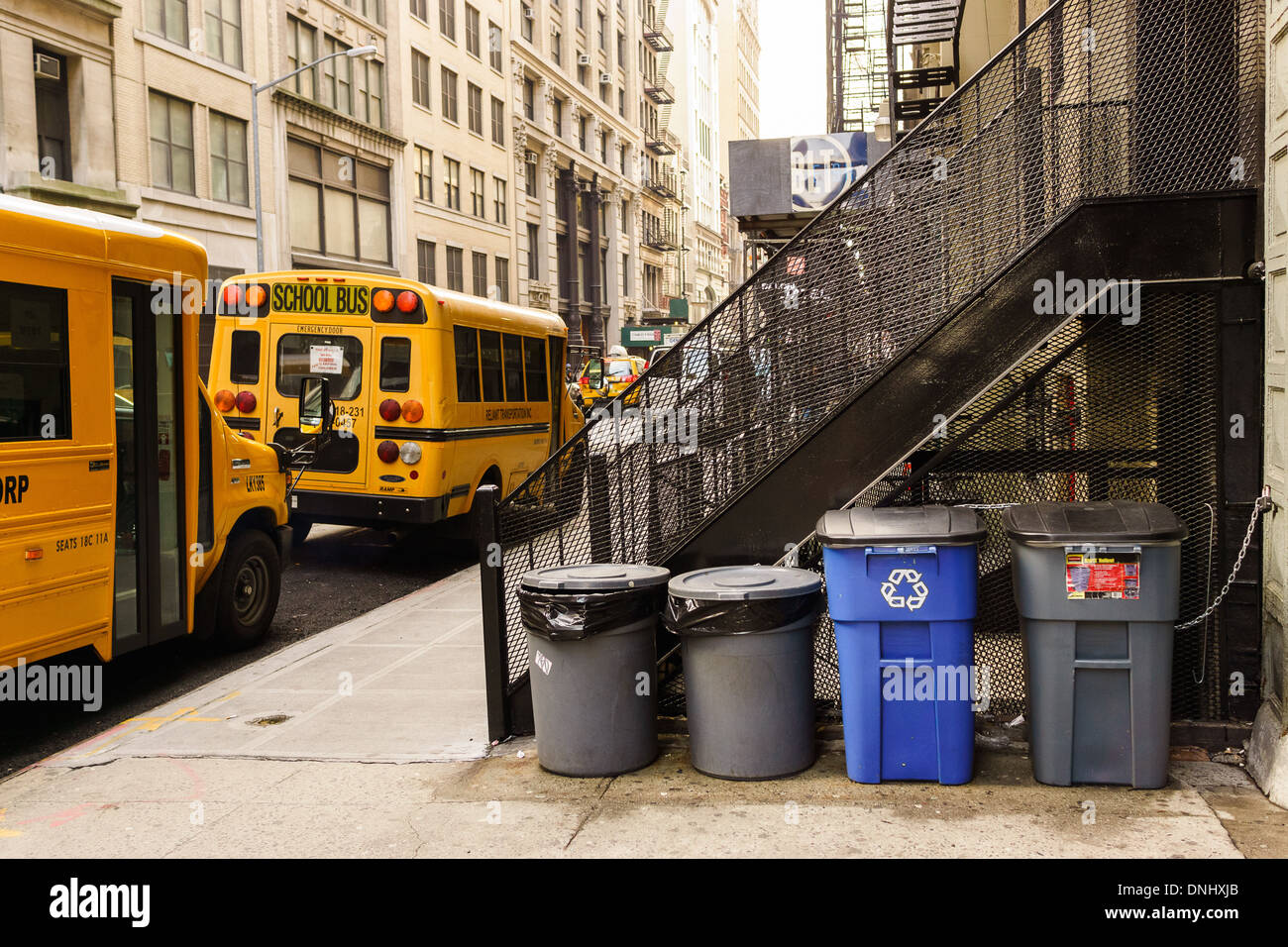 Les bacs de recyclage dans les rues de Chelsea, NYC Banque D'Images