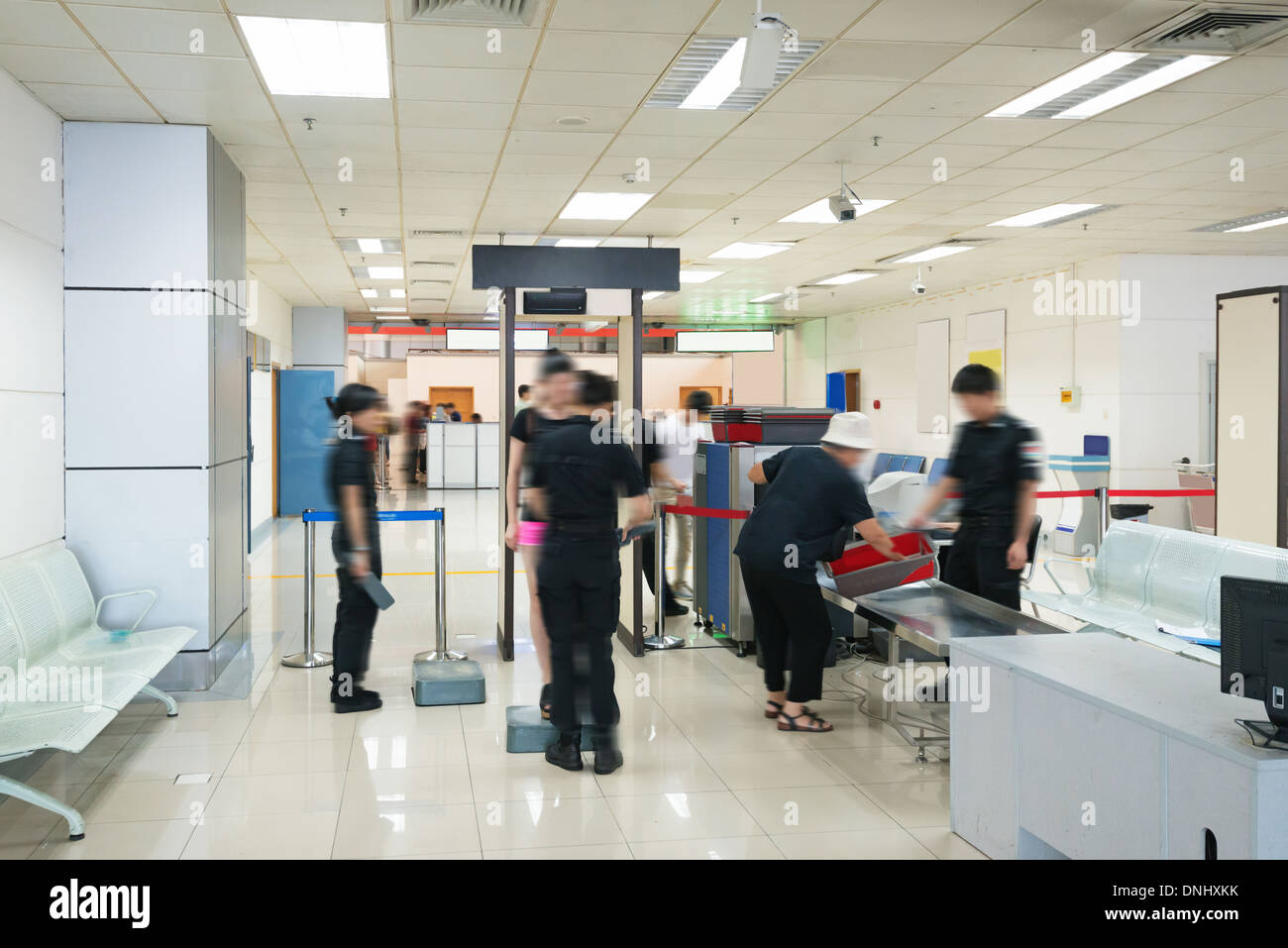 Vérifier la sécurité de l'aéroport de marche à travers le détecteur de métal Banque D'Images
