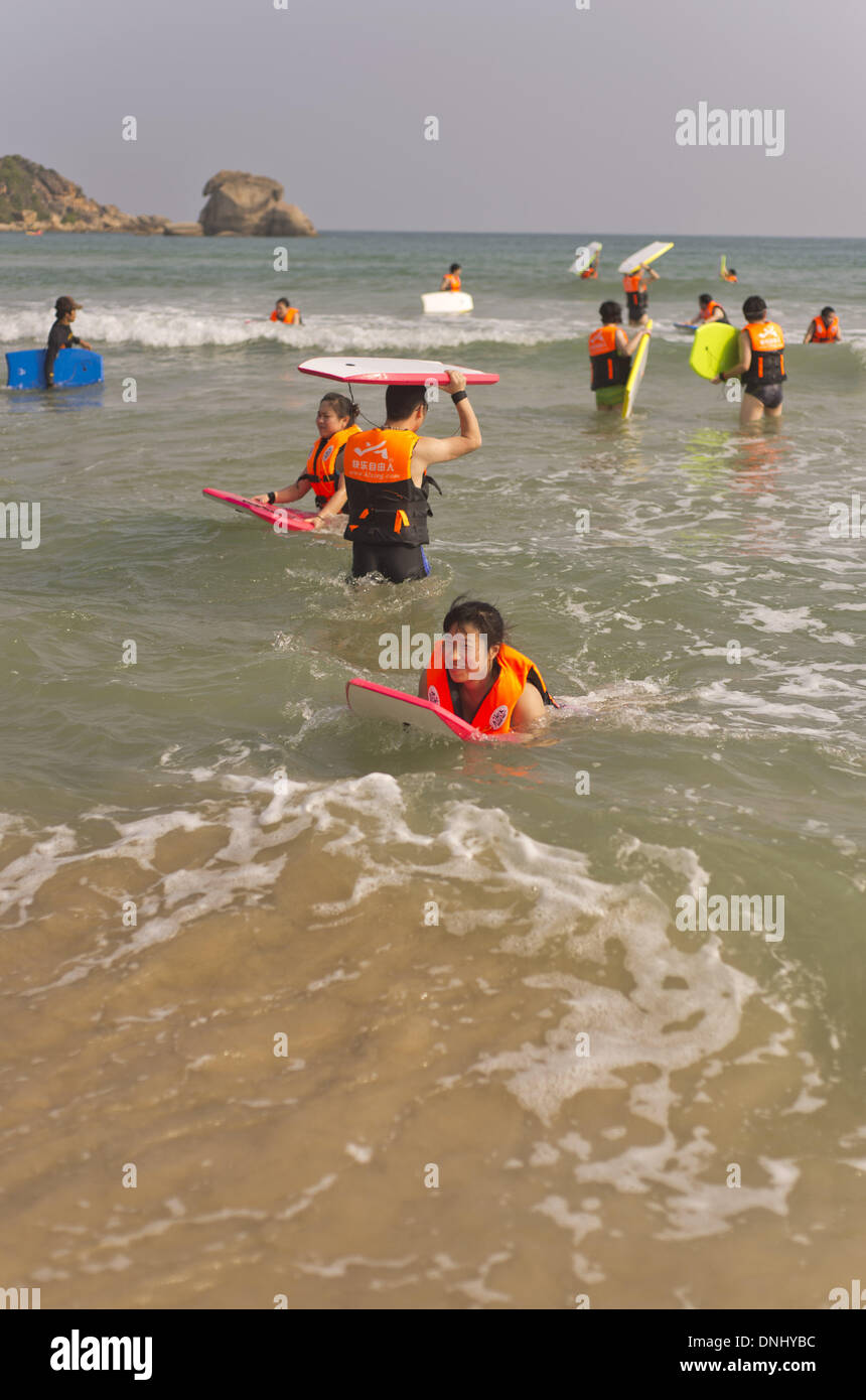 30-DEC-2013 ; Sanya, Chine. Les touristes chinois assister à une classe pour le surf à proximité du complexe de Haitang, au nord-est de Sanya. De plus en plus de Chinois choisissent des destinations intérieures par rapport à d'autres endroits, en raison de la langue, des coutumes et des exigences de visas © Olli Geibel Banque D'Images