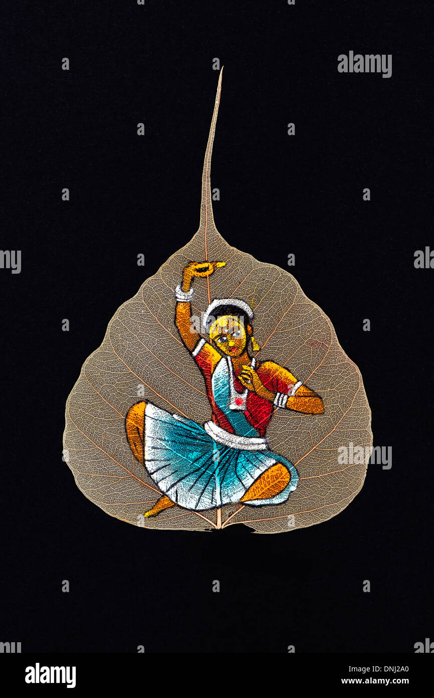 La conception indienne peinte à la main sur une feuille de figuier sacré / arbre de Bodhi feuille sur fond noir Banque D'Images
