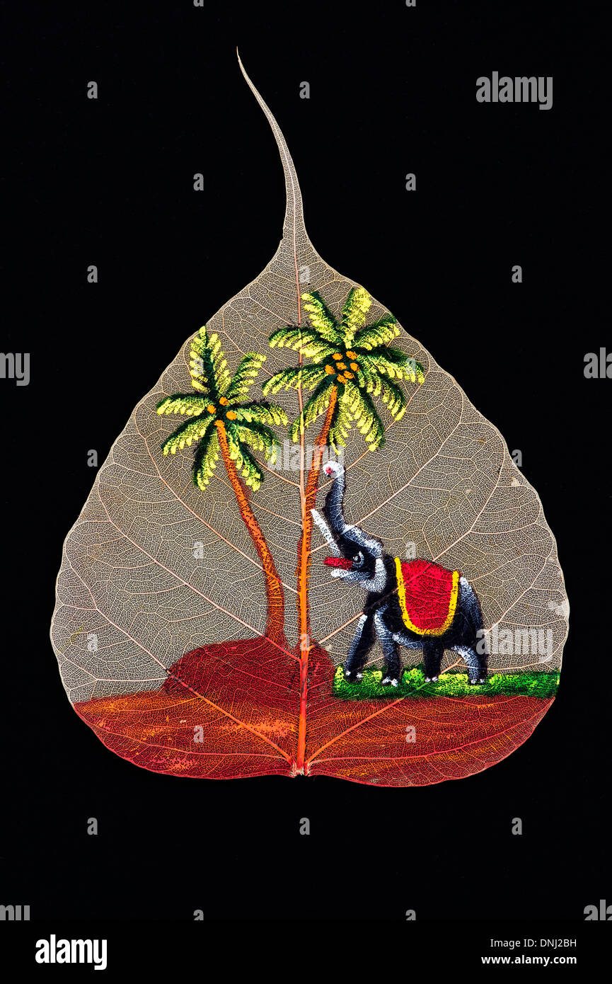 L'éléphant indien peint à la main sur la conception d'une feuille de figuier sacré / arbre de Bodhi feuille sur fond noir Banque D'Images
