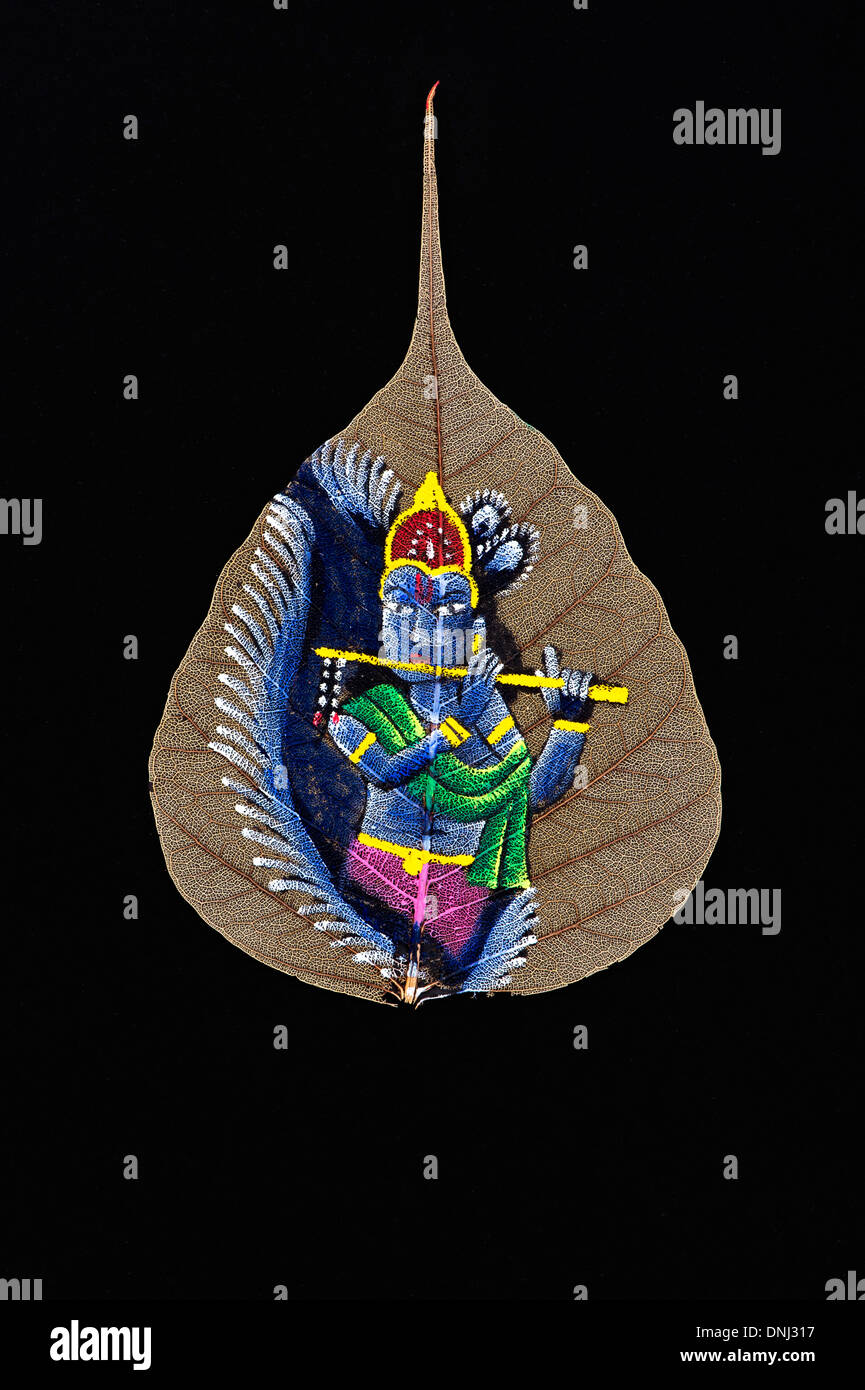 Krishna indien peint à la main sur la conception d'une feuille de figuier sacré / arbre de Bodhi feuille sur fond noir Banque D'Images