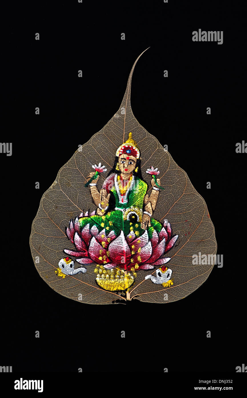 Lakshmi indienne peinte à la main dessin sur une feuille de figuier sacré / arbre de Bodhi feuille sur fond noir Banque D'Images