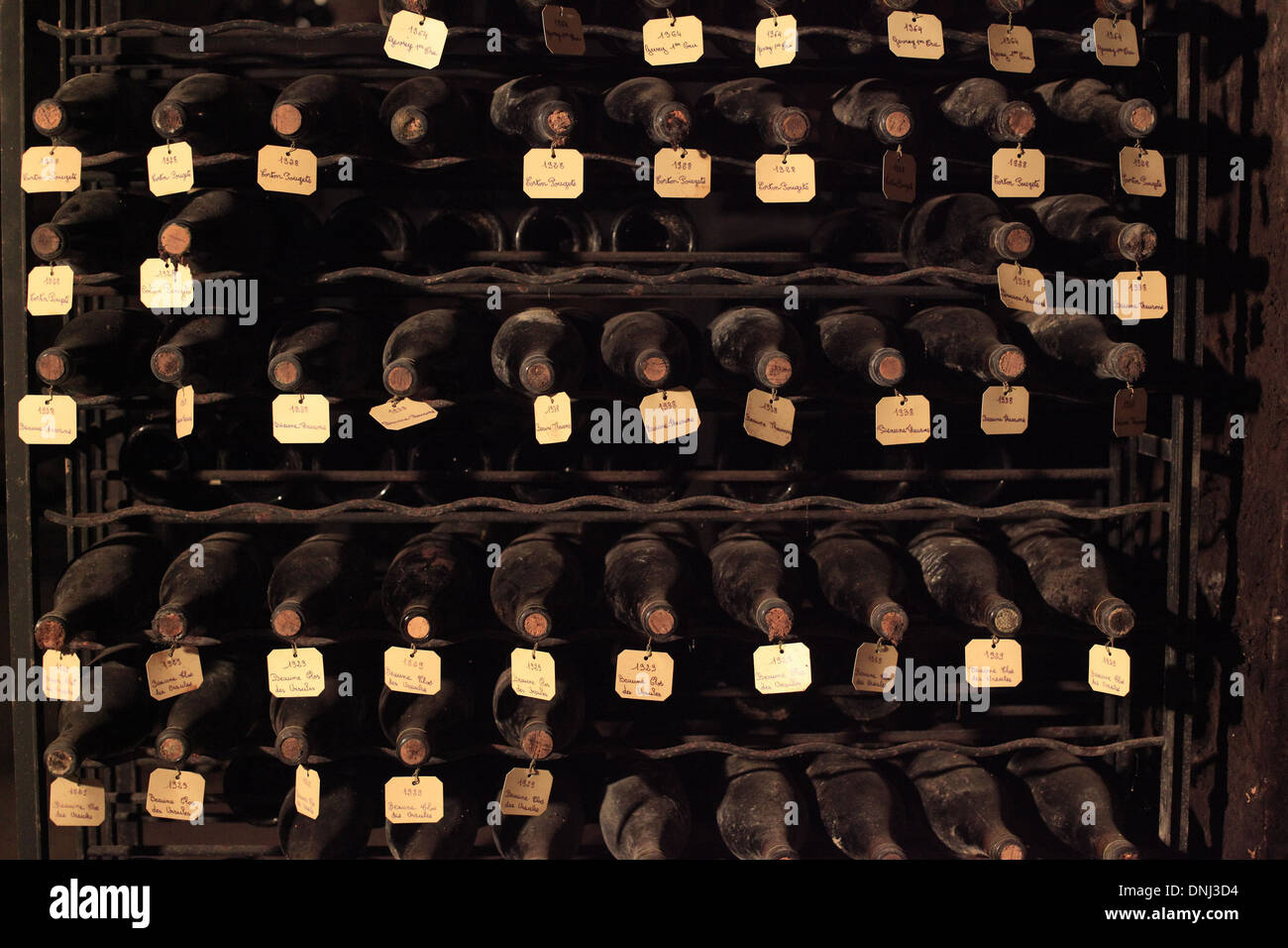 Vieux millésime vins dans les caves à vins de JADOT, CÔTE-D'OR (21),  bourgogne, france Photo Stock - Alamy