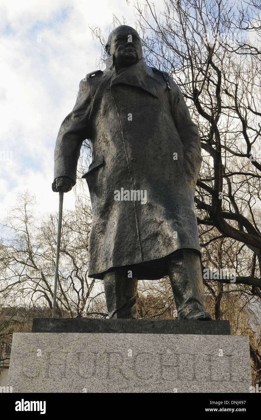 Statue de Sir Winston Churchill à la place du Parlement London UK Banque D'Images