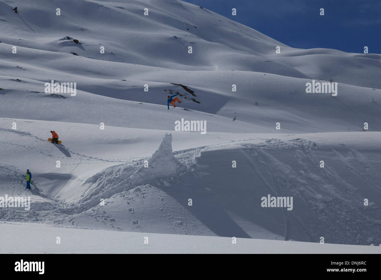 Action de ski et de snowboard à Livigno, Alpes italiennes, Italie Banque D'Images