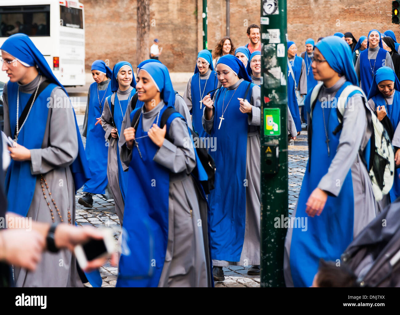 Groupe de jeunes nonnes des serviteurs de l'Éternel ordre religieux et explorer les sites de l'ancienne Rome, Italie Banque D'Images