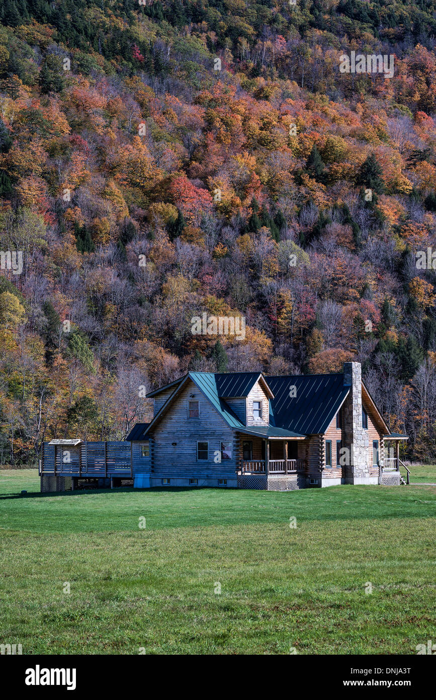 Log cabin house en région rurale. Banque D'Images