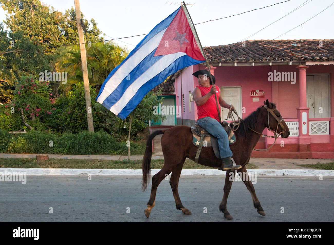 RIDER SUR SON CHEVAL tenant le drapeau cubain, Vallée de Vinales, classée au Patrimoine Mondial par l'UNESCO, CUBA, LES CARAÏBES Banque D'Images