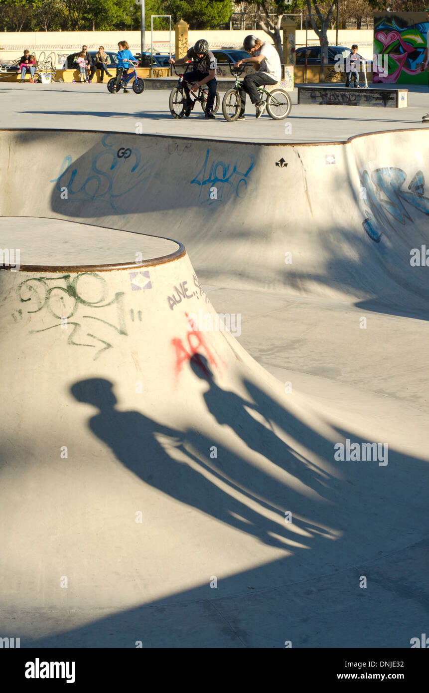 Deux motards Bmx jouer à un skatepark à Fuengirola, Costa del Sol, Espagne. Banque D'Images