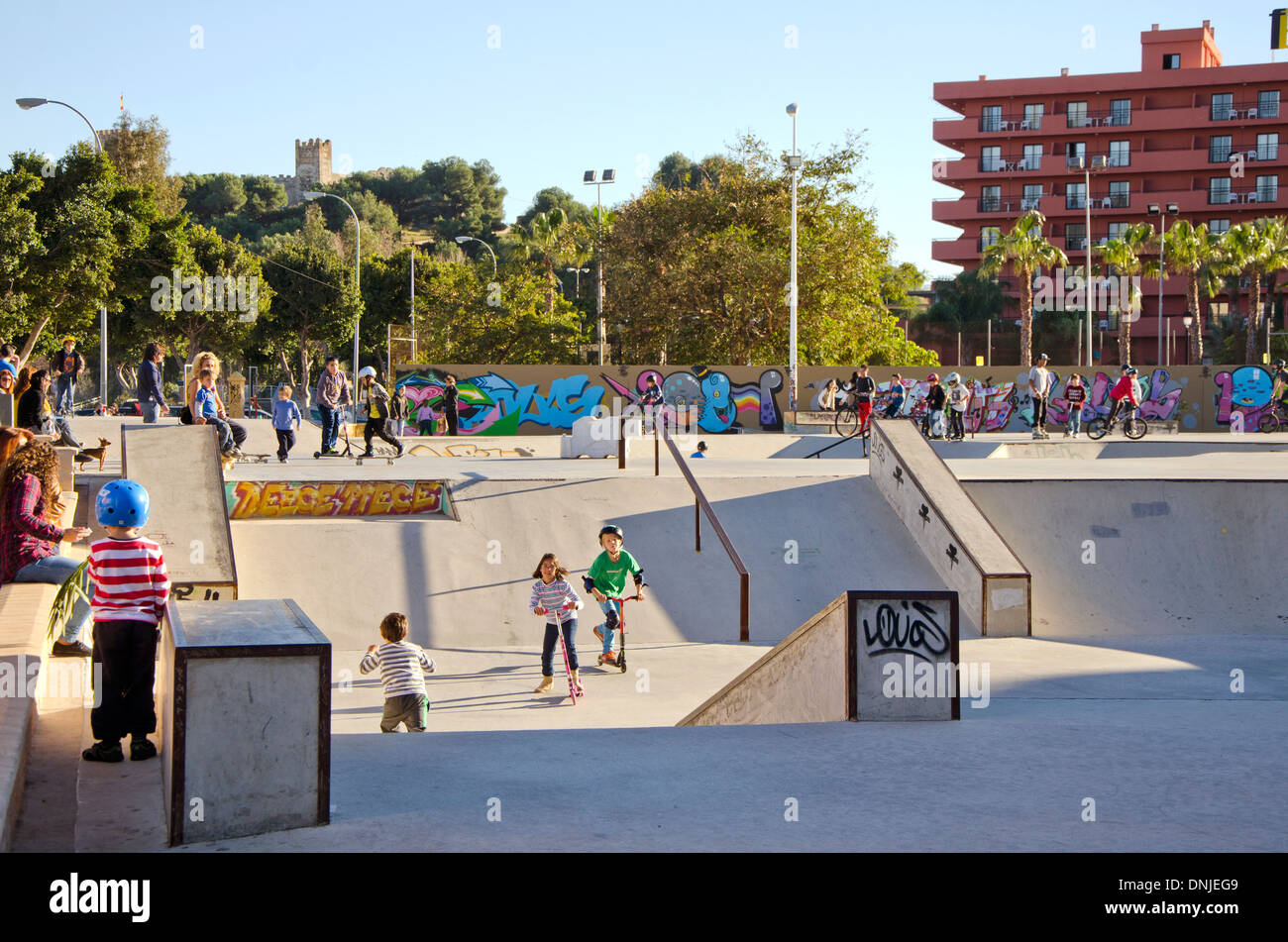 Enfants jouant à un skatepark à Fuengirola, Costa del Sol, Espagne. Banque D'Images