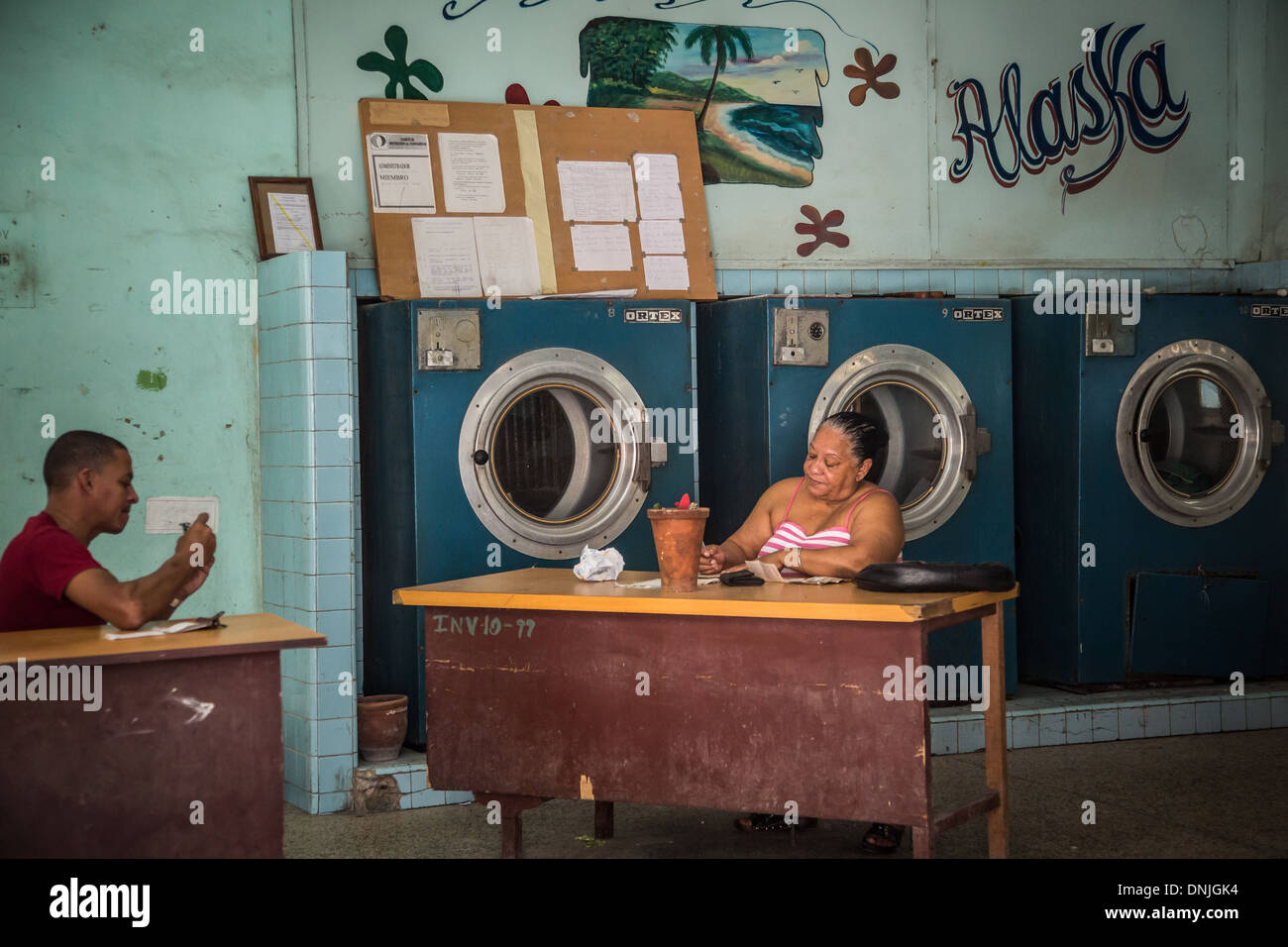 Lave-linge DANS UNE LAVERIE AUTOMATIQUE DANS LA VIEILLE VILLE (HABANA VIEJO), LA HAVANE, CUBA, LES CARAÏBES Banque D'Images